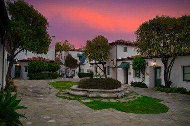 Dağlardan Santa Barbara, California 'nın günbatımı manzarası
