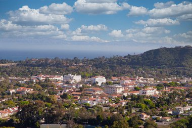 Dağlardan Santa Barbara, California 'nın günbatımı manzarası