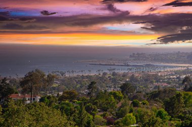 Dağlardan Santa Barbara, California 'nın günbatımı manzarası