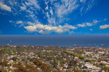 Dağlardan Santa Barbara, California 'nın günbatımı manzarası