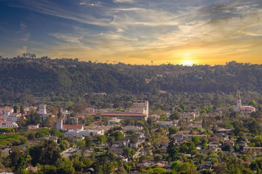 Dağlardan Santa Barbara, California 'nın günbatımı manzarası