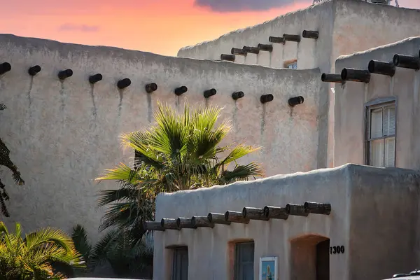 Dağlardan Santa Barbara, California 'nın günbatımı manzarası