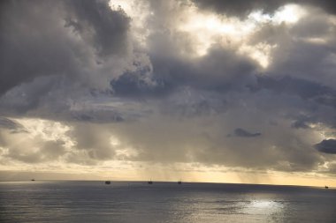 Gün batımında Santa Barbara 'da kış fırtınası yaklaşıyor..
