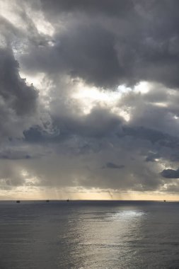 Gün batımında Santa Barbara 'da kış fırtınası yaklaşıyor..