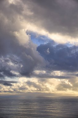 Santa Barbara Kanalı üzerinde kış fırtınası