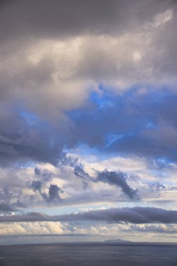 Santa Barbara Kanalı üzerinde kış fırtınası