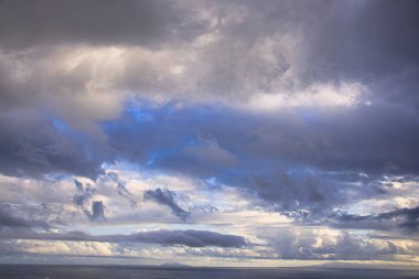 Gün batımında Santa Barbara Kanalı 'nda kış fırtınası