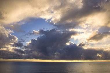 Gün batımında Santa Barbara Kanalı 'nda kış fırtınası