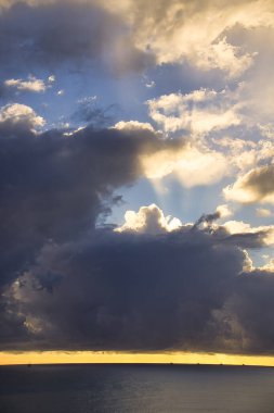 Gün batımında Santa Barbara Kanalı 'nda kış fırtınası