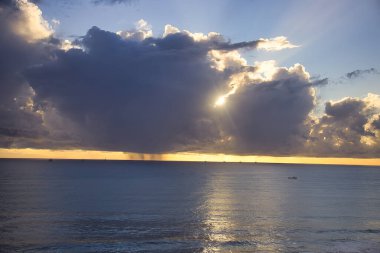 Gün batımında Santa Barbara Kanalı 'nda kış fırtınası