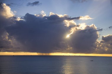 Gün batımında Santa Barbara Kanalı 'nda kış fırtınası