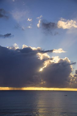 Gün batımında Santa Barbara Kanalı 'nda kış fırtınası