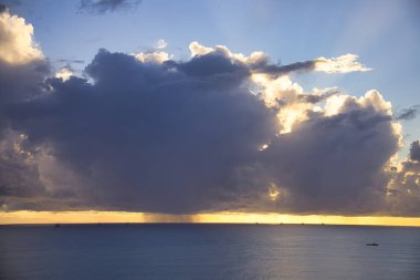 Gün batımında Santa Barbara Kanalı 'nda kış fırtınası