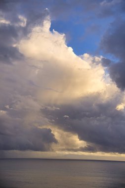 Gün batımında Santa Barbara Kanalı 'nda kış fırtınası