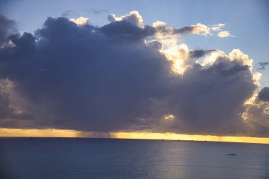 Gün batımında Santa Barbara Kanalı 'nda kış fırtınası