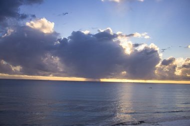 Gün batımında Santa Barbara Kanalı 'nda kış fırtınası
