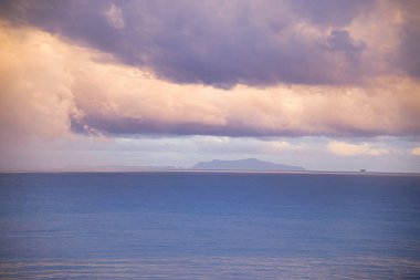 Gün batımında Santa Barbara Kanalı 'nda kış fırtınası