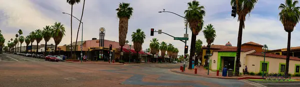 Palm Springs, Kaliforniya 'yı keşfediyor.