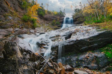 Sonbaharda Cape Breton Nova Scotia 'daki Cabot Patikasını keşfediyorum.