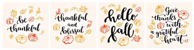 Şükran Günü kartları: Merhaba Fall. Minnettar ve Kutsanmış. Minnettar ol. Minnettar bir kalple teşekkür et. Sonbahar ve Şükran Günü 'nün modern el yazısı klasik tebrik kartları çizdi.