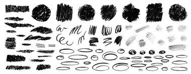 Kömür dokusu karalaması. Vektör el çizimi karalama seti. Çocuklar kömür kapağı dokuları, daireler, röfleler, gökkuşağı şekilleri. Kalın kalem lekeleri, karalamalar, çizikler. Beyaz fırça çizgileri üzerinde siyah
