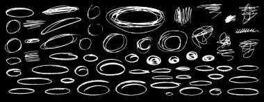 Kara tahta bg üzerinde kabataslak ve grungy grafik elementler kümesi. El çizimi kalem vurgu hatları, çılgın elipsler, oval ve daireler. Punk tarzı sokak sanatı yalıtılmış dokular