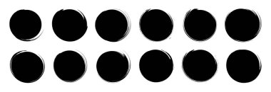 Dönen siyah daireler vektör koleksiyonu. Çirkin yuvarlak şekiller. Dairesel karalamalar. İzole edilmiş el yapımı yuvarlak pullar. Logo, etiket ya da amblem için tasarım elemanları. Grunge fırça dokusu paketi