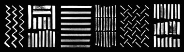 Çirkin vektör çizimleri dizisi. Zig zag, düz çizgi ve kafes fırça darbeleri. Siyah arka planda beyaz mürekkep fırçası darbeleri. Soyut geometrik çağdaş karalama tasarım elementleri