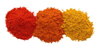 Beyaz bir arka plan üzerinde izole baharat üç yığınları.