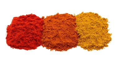 Beyaz bir arka plan üzerinde izole baharat üç yığınları.