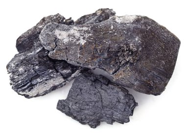 Beyaz arkaplanda izole edilmiş kömür yığını.