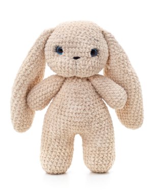 Örgü ören bir tavşan beyaz arka planda izole edilmiş..