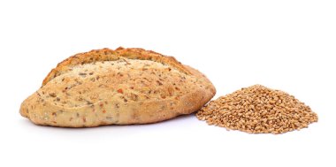 Ekmek ve beyaz arkaplanda izole edilmiş bir buğday yığını.