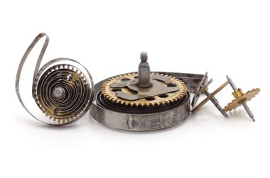 Beyaz arkaplanda izole edilmiş saat parçaları yığını.