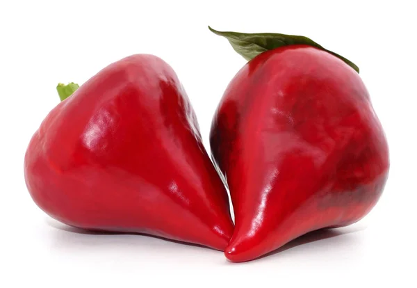 Två Röda Paprika Med Blad Isolerade Vit Bakgrund — Stockfoto