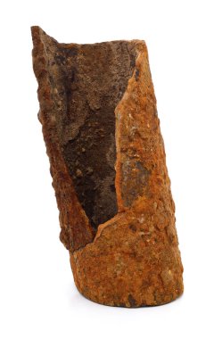 Eski kırık paslı boru beyaz arka planda izole edilmiş..