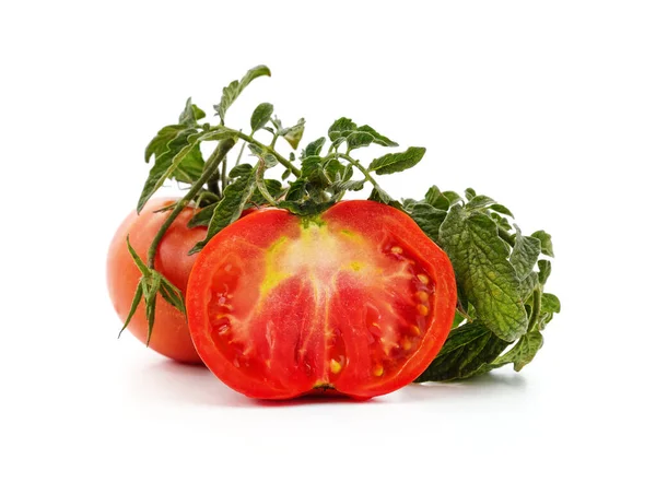 在白色背景上隔离的横切特写中的成熟番茄 — 图库照片