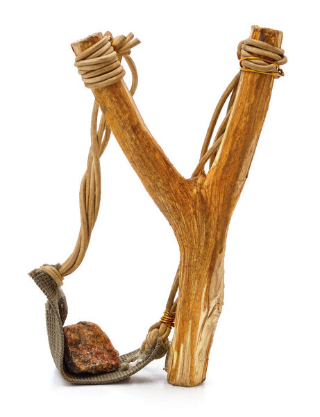 Одна рогатка с камнем на белом фоне.