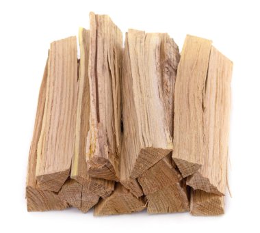 Beyaz arka planda izole edilmiş yakacak odun yığını.