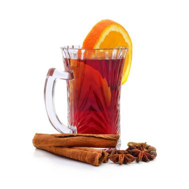 Beyaz arka planda izole edilmiş baharatlı bir bardak sıcak şarap..