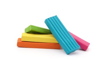 Beyaz arkaplanda izole edilmiş renkli plastik çubuklar.