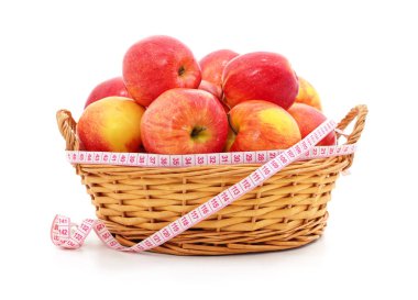 Beyaz arka plan üzerinde izole bir sepet elma.