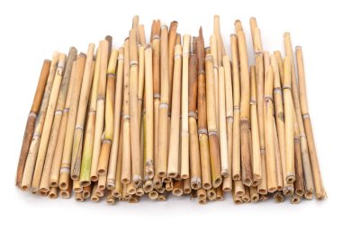 Beyaz bir arka plan üzerinde izole kuru sarı baston.