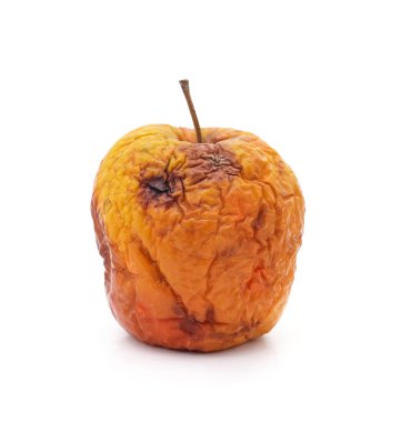 Beyaz arka planda izole edilmiş çürük bir elma..