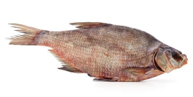 Beyaz arka planda izole edilmiş büyük bir kurutulmuş balık..