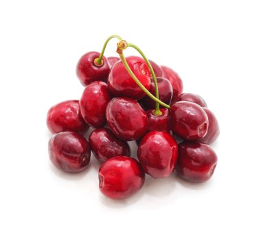 Beyaz arka planda izole edilmiş olgun kiraz yığınları..