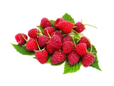 Olgun ahududu, beyaz arka planda izole edilmiş bir yaprak üzerinde..