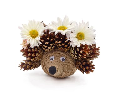 Beyaz arka planda izole edilmiş koni ve ipliklerden kirpi.