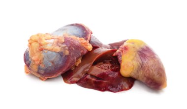 Beyaz arkaplanda izole edilmiş tavuk sakatatı.