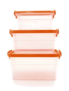 Beyaz zemin üzerinde izole edilmiş boş plastik kaplar.